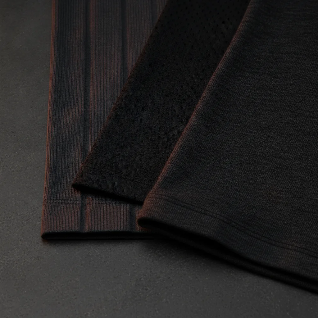 Närbild på tre olika träningsmaterial - ribbstickat, mesh och bomullsjersey